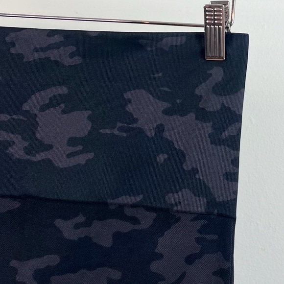 NWT Spanx Look At Me Now Camo Cropped High Waisted Leggings - Picture 8 of 10